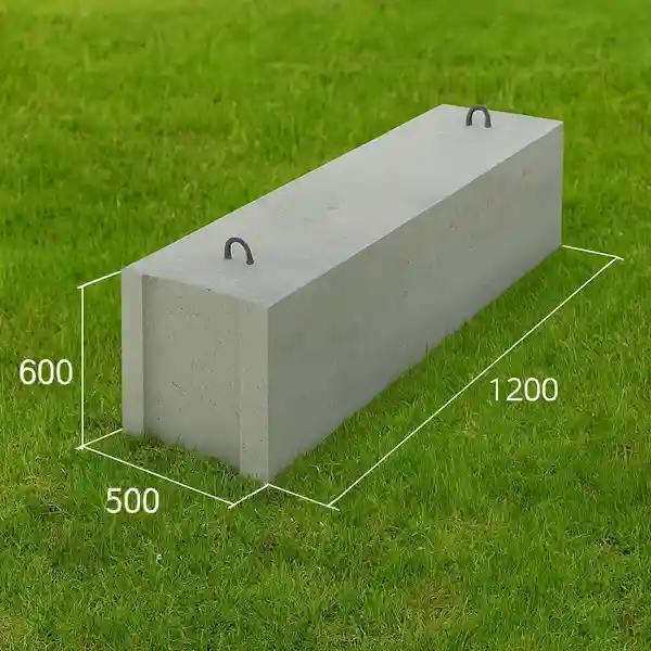 Блок ФБС 12.5.6 с размерами 1200×500×600 мм на зелёном газоне