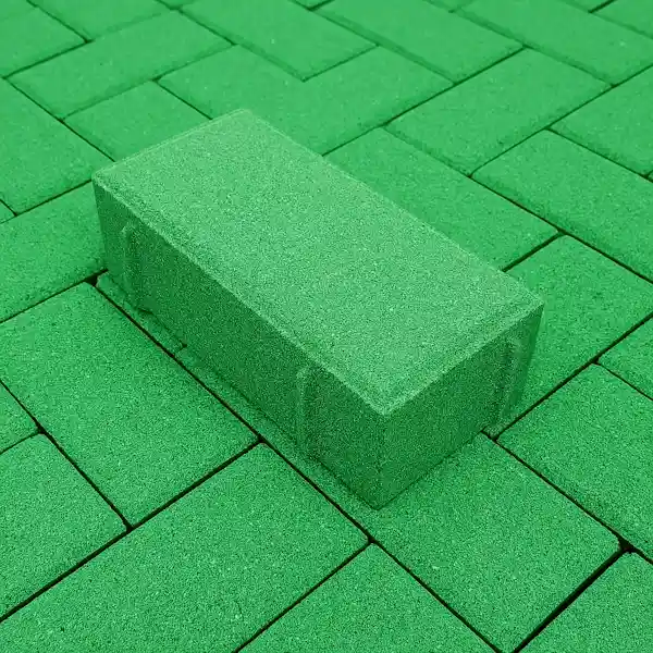 Тротуарная плитка «Кирпичик» 200×100×60 мм — зелёная, тёмно-зелёная и болотная на фоне выкладки